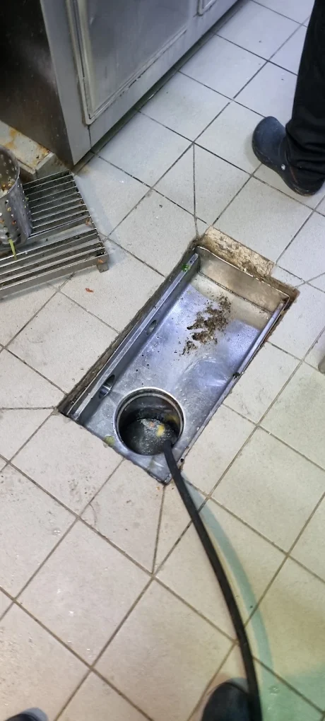פתיחת סתימת ביוב במטבח מוסדי